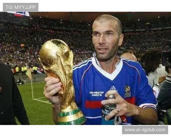 围绕齐达内实况足球卡面呈现传奇指挥官巅峰魅力全景展露大师风范